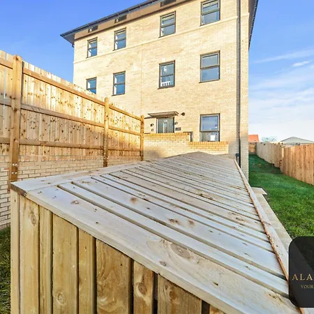 Dom wakacyjny Spacious 2-bed House, Free Parking, Fast Wi-fi, Netflix, Contractors Welcome *