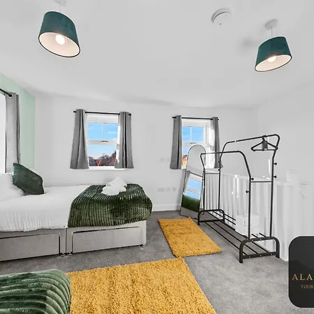 Dom wakacyjny Spacious 2-bed House, Free Parking, Fast Wi-fi, Netflix, Contractors Welcome *