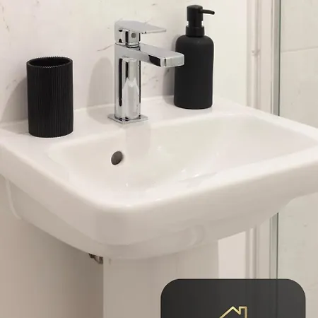 Spacious 2-bed House, Free Parking, Fast Wi-fi, Netflix, Contractors Welcome Dom wakacyjny *
