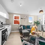 Spacious 2-bed House, Free Parking, Fast Wi-fi, Netflix, Contractors Welcome Holiday home Leeds (West Yorkshire)