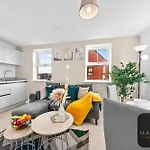 Spacious 2-bed House, Free Parking, Fast Wi-fi, Netflix, Contractors Welcome Holiday home