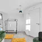 Spacious 2-bed House, Free Parking, Fast Wi-fi, Netflix, Contractors Welcome Holiday home *