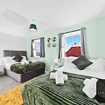 Holiday home Spacious 2-bed House, Free Parking, Fast Wi-fi, Netflix, Contractors Welcome *