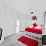 Spacious 2-bed House, Free Parking, Fast Wi-fi, Netflix, Contractors Welcome Holiday home Leeds (West Yorkshire)