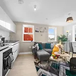 Spacious 2-bed House, Free Parking, Fast Wi-fi, Netflix, Contractors Welcome Holiday home *