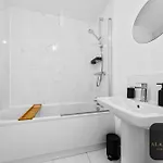 Spacious 2-bed House, Free Parking, Fast Wi-fi, Netflix, Contractors Welcome * Leeds (West Yorkshire)