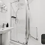 Spacious 2-bed House, Free Parking, Fast Wi-fi, Netflix, Contractors Welcome Holiday home
