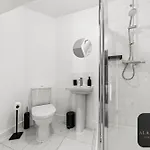 Spacious 2-bed House, Free Parking, Fast Wi-fi, Netflix, Contractors Welcome