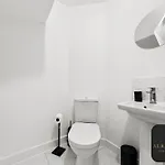 Spacious 2-bed House, Free Parking, Fast Wi-fi, Netflix, Contractors Welcome *