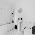 Spacious 2-bed House, Free Parking, Fast Wi-fi, Netflix, Contractors Welcome Holiday home Leeds (West Yorkshire)