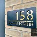 Spacious 2-bed House, Free Parking, Fast Wi-fi, Netflix, Contractors Welcome