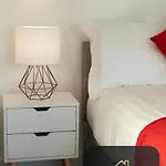 Holiday home Spacious 2-bed House, Free Parking, Fast Wi-fi, Netflix, Contractors Welcome Leeds (West Yorkshire)