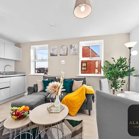 Spacious 2-bed House, Free Parking, Fast Wi-fi, Netflix, Contractors Welcome بيت للعطل