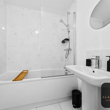 Spacious 2br 2ba Ideal For Long * Leeds (West Yorkshire)