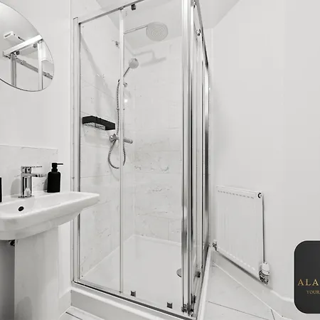 Spacious 2-bed House, Free Parking, Fast Wi-fi, Netflix, Contractors Welcome بيت للعطل