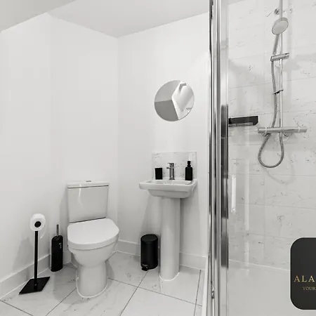 Spacious 2-bed House, Free Parking, Fast Wi-fi, Netflix, Contractors Welcome