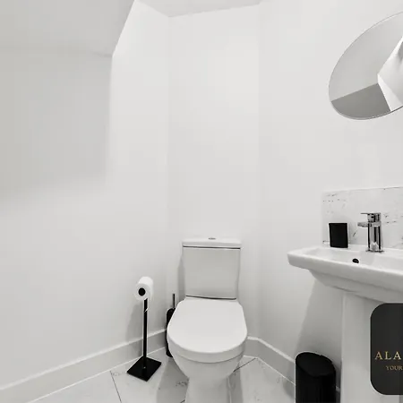 Spacious 2-bed House, Free Parking, Fast Wi-fi, Netflix, Contractors Welcome *