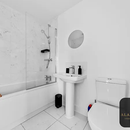 Spacious 2-bed House, Free Parking, Fast Wi-fi, Netflix, Contractors Welcome بيت للعطل ليدز