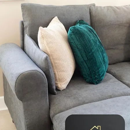 Spacious 2-bed House, Free Parking, Fast Wi-fi, Netflix, Contractors Welcome بيت للعطل *