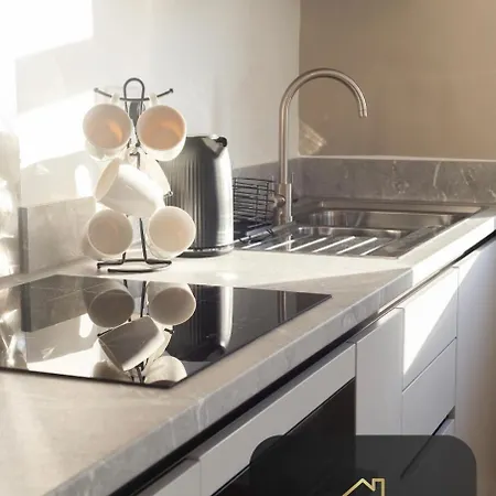 Spacious 2br 2ba Ideal For Long Leeds (West Yorkshire)