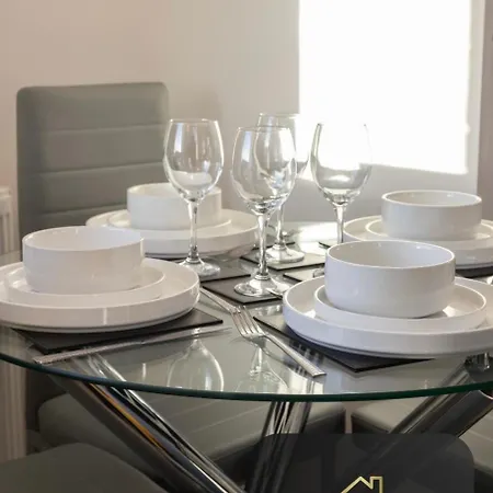 Spacious 2-bed House, Free Parking, Fast Wi-fi, Netflix, Contractors Welcome * ليدز