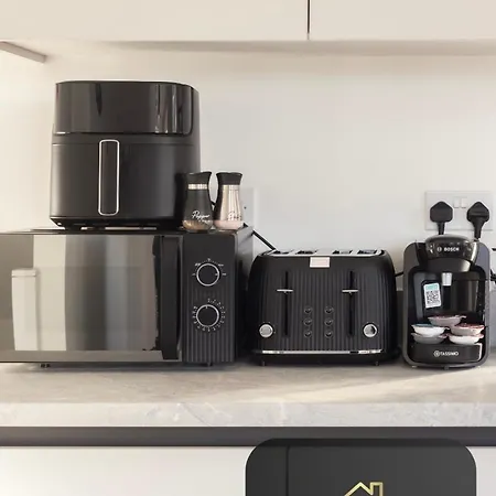 Holiday home Spacious 2-bed House, Free Parking, Fast Wi-fi, Netflix, Contractors Welcome *