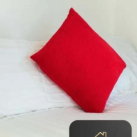 Spacious 2-bed House, Free Parking, Fast Wi-fi, Netflix, Contractors Welcome بيت للعطل