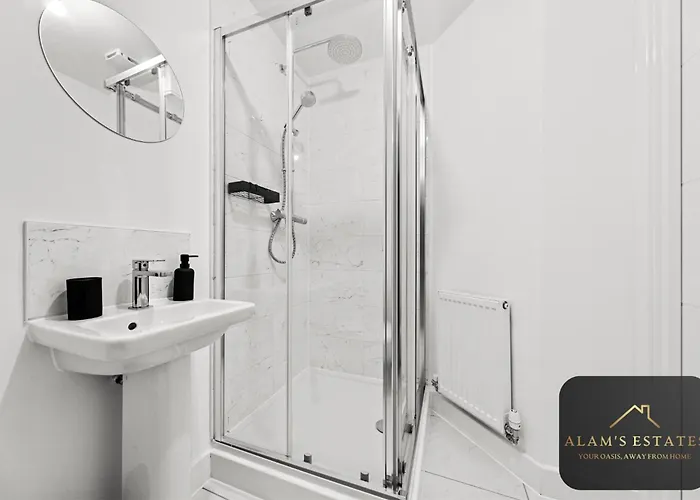 Spacious 2-bed House, Free Parking, Fast Wi-fi, Netflix, Contractors Welcome Semesterbostad