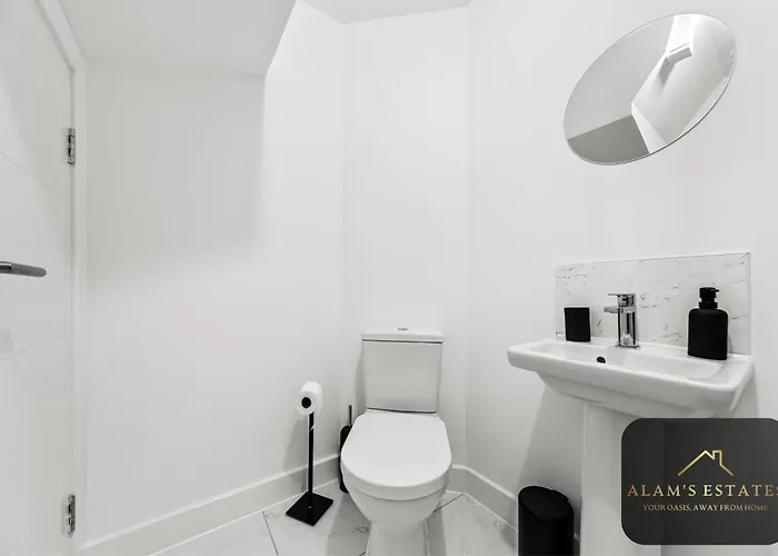 Spacious 2-bed House, Free Parking, Fast Wi-fi, Netflix, Contractors Welcome *