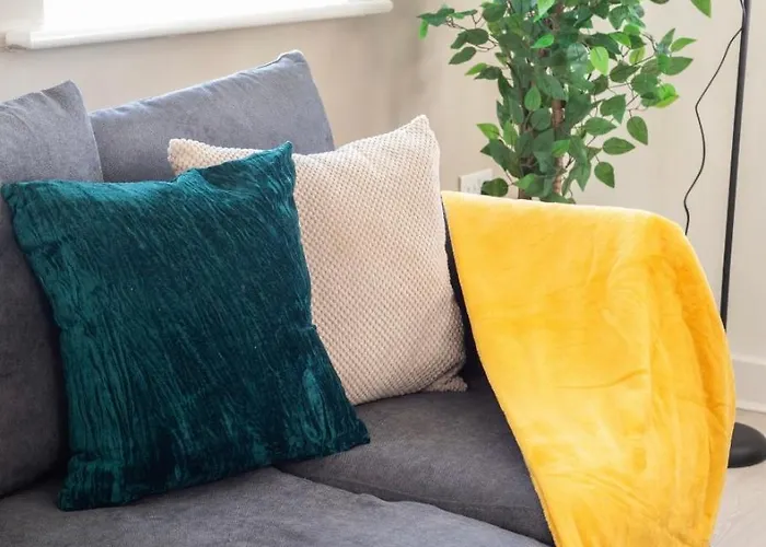 Spacious 2-bed House, Free Parking, Fast Wi-fi, Netflix, Contractors Welcome Semesterbostad