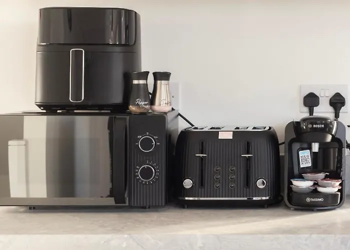 Semesterbostad Spacious 2-bed House, Free Parking, Fast Wi-fi, Netflix, Contractors Welcome *