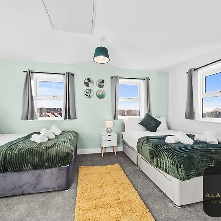 Spacious 2-bed House, Free Parking, Fast Wi-fi, Netflix, Contractors Welcome Holiday home Leeds (West Yorkshire)