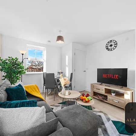 Spacious 2-bed House, Free Parking, Fast Wi-fi, Netflix, Contractors Welcome *