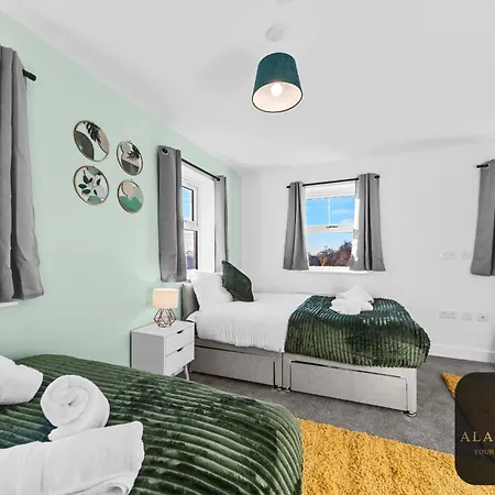 Spacious 2-bed House, Free Parking, Fast Wi-fi, Netflix, Contractors Welcome Holiday home Leeds (West Yorkshire)