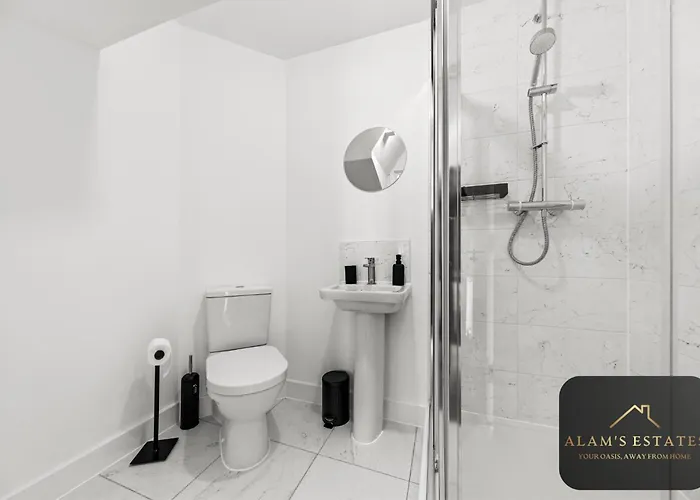 Spacious 2-bed House, Free Parking, Fast Wi-fi, Netflix, Contractors Welcome