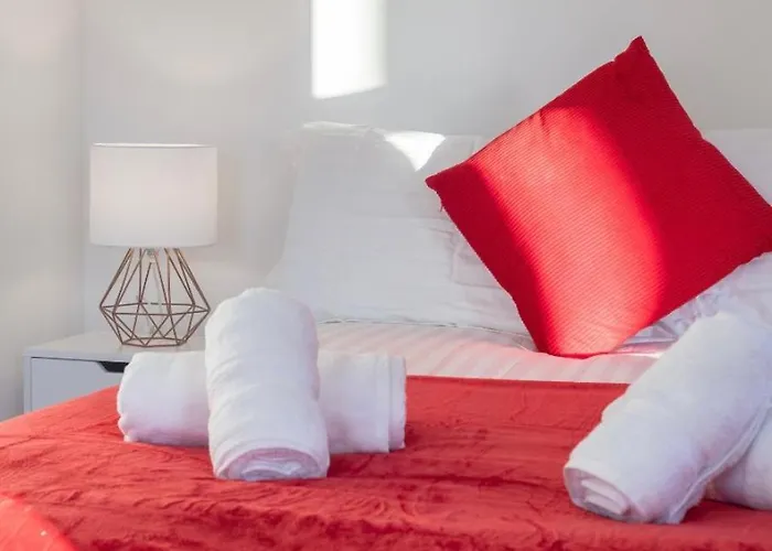 Spacious 2-bed House, Free Parking, Fast Wi-fi, Netflix, Contractors Welcome Holiday home *