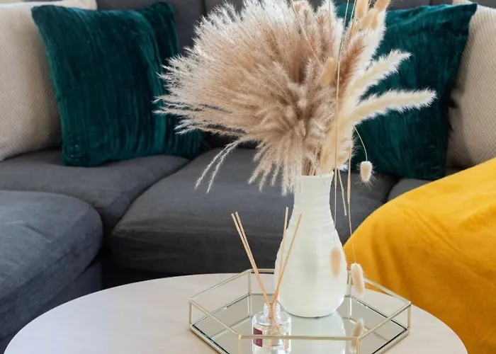 Spacious 2-bed House, Free Parking, Fast Wi-fi, Netflix, Contractors Welcome Holiday home