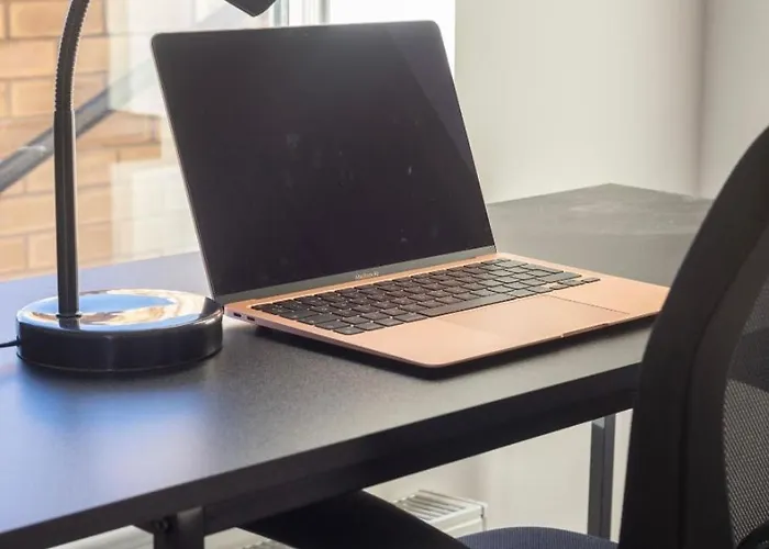 Holiday home Spacious 2-bed House, Free Parking, Fast Wi-fi, Netflix, Contractors Welcome