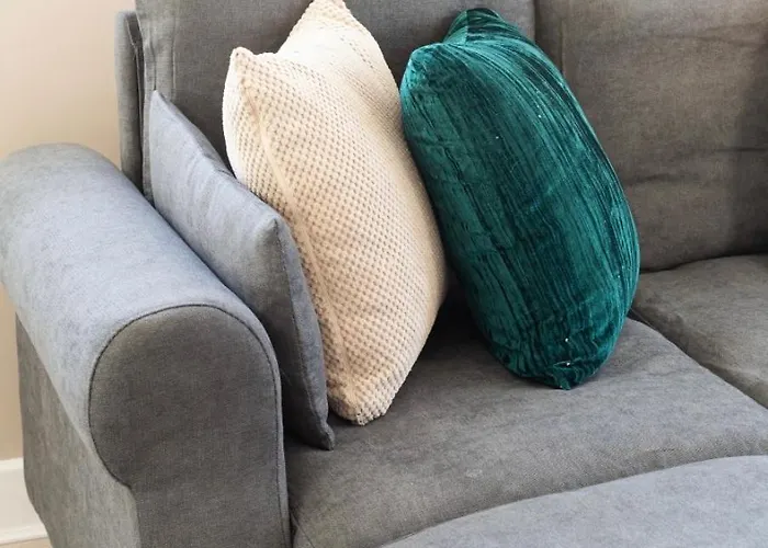 Spacious 2-bed House, Free Parking, Fast Wi-fi, Netflix, Contractors Welcome Holiday home *