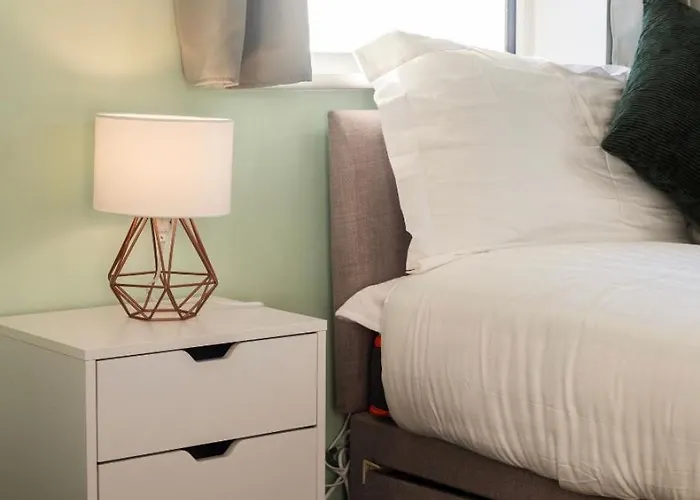 Holiday home Spacious 2-bed House, Free Parking, Fast Wi-fi, Netflix, Contractors Welcome