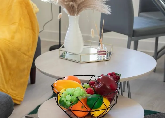 Spacious 2-bed House, Free Parking, Fast Wi-fi, Netflix, Contractors Welcome Holiday home *