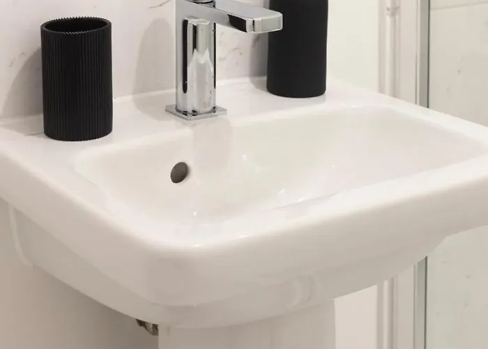 Spacious 2-bed House, Free Parking, Fast Wi-fi, Netflix, Contractors Welcome Holiday home *