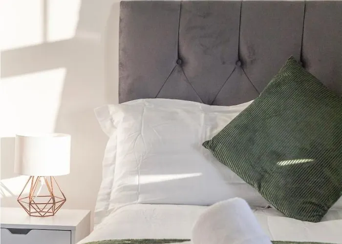 Holiday home Spacious 2-bed House, Free Parking, Fast Wi-fi, Netflix, Contractors Welcome Leeds (West Yorkshire)