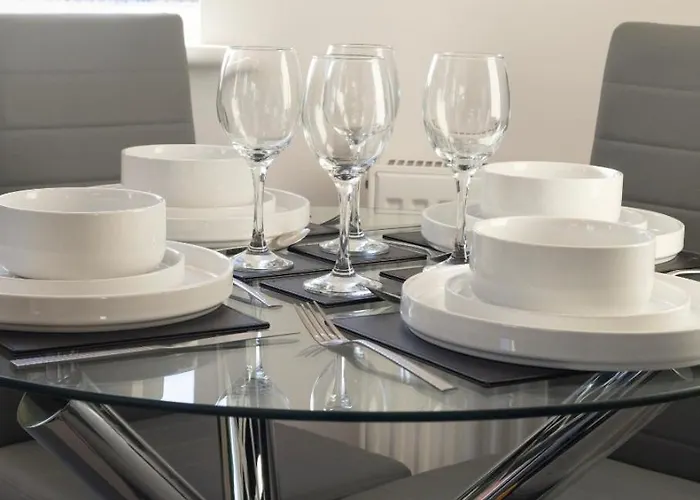 Spacious 2-bed House, Free Parking, Fast Wi-fi, Netflix, Contractors Welcome *